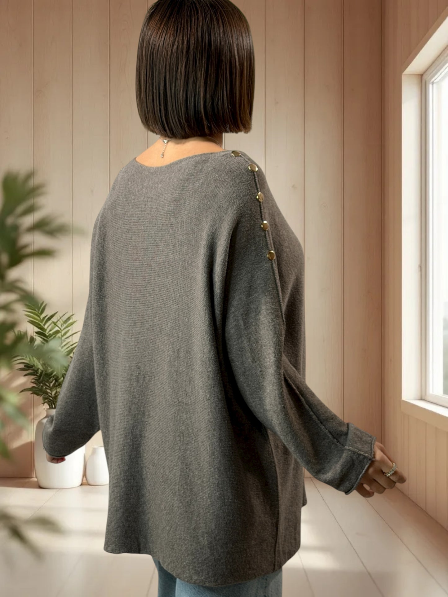 DONNA - PULL OVERSIZE TAUPE AVEC BOUTONS DORES JUSQU'A LA TAILLE 52