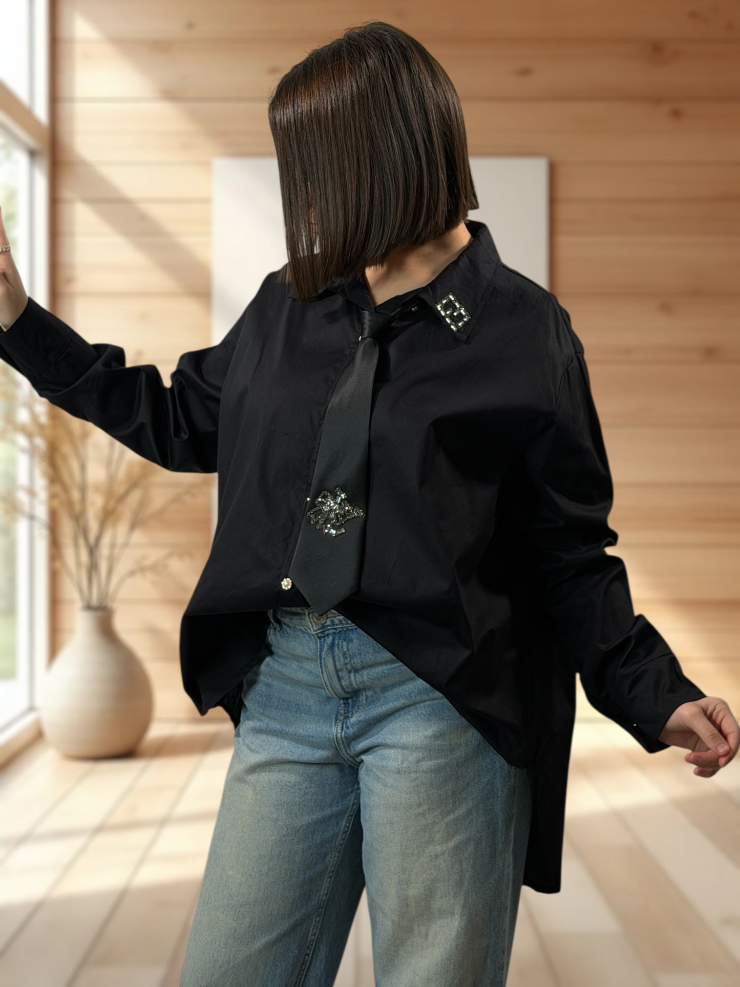 ANGIE - CHEMISE NOIRE AVEC CRAVATE JUSQU'A LA TAILLE 52