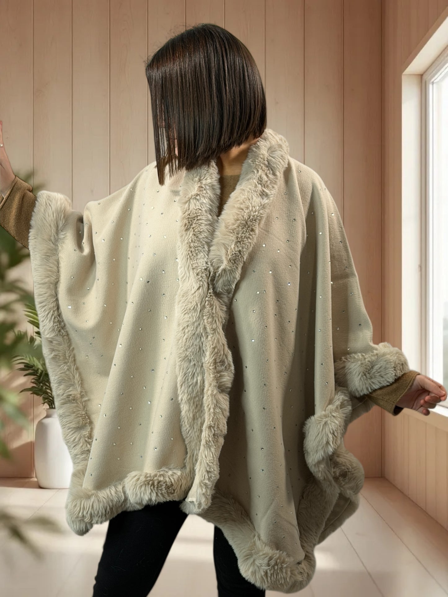 LOLA - CAPE BEIGE FAUSSE FOURRURE AVEC STRASS