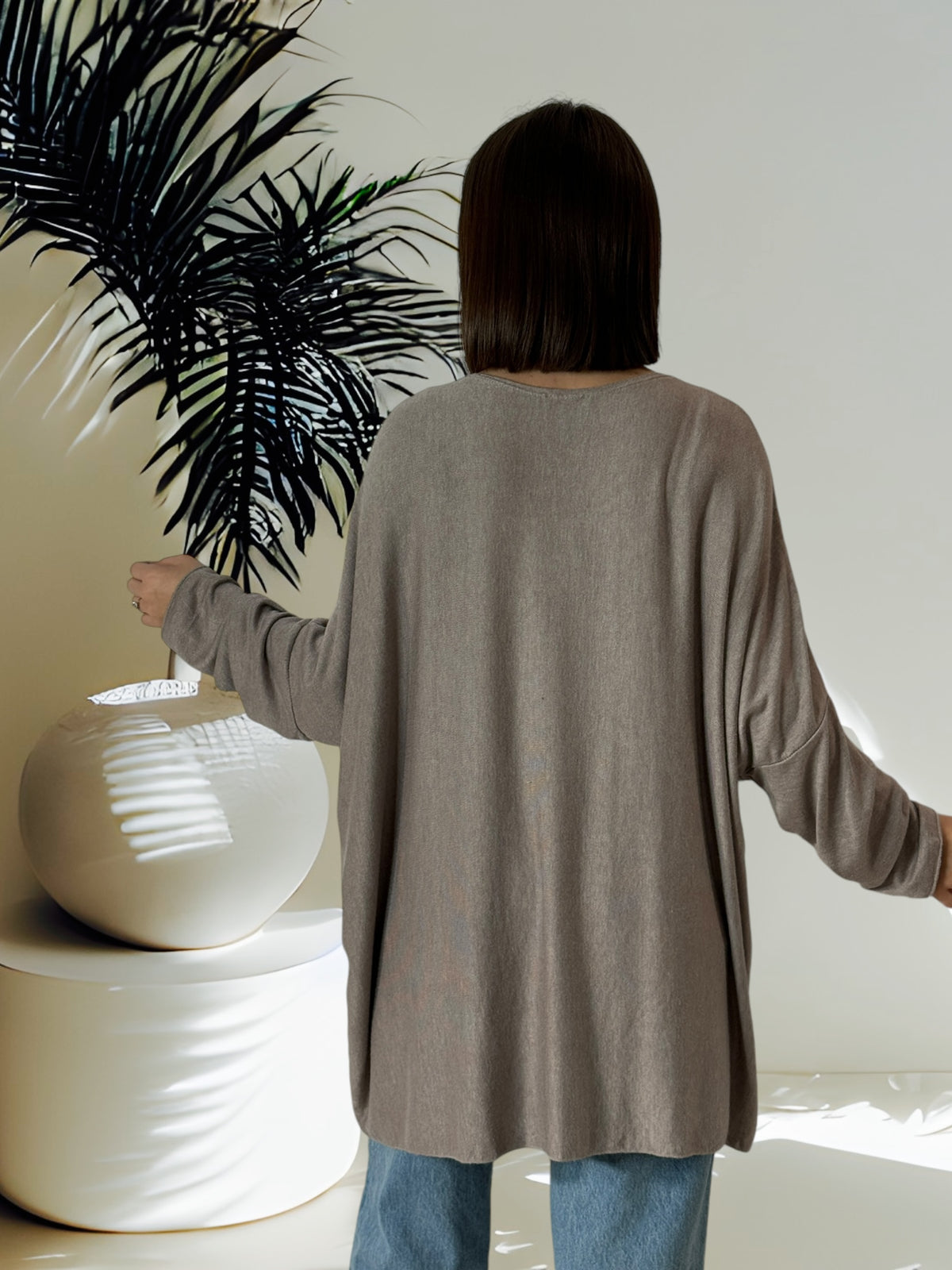 CAPRIO - PULL TAUPE EN MAILLE FLUIDE JUSQU'A LA TAILLE 54