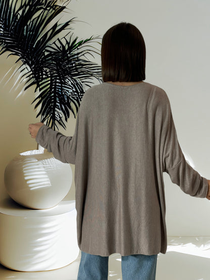 CAPRIO - PULL TAUPE EN MAILLE FLUIDE JUSQU'A LA TAILLE 54