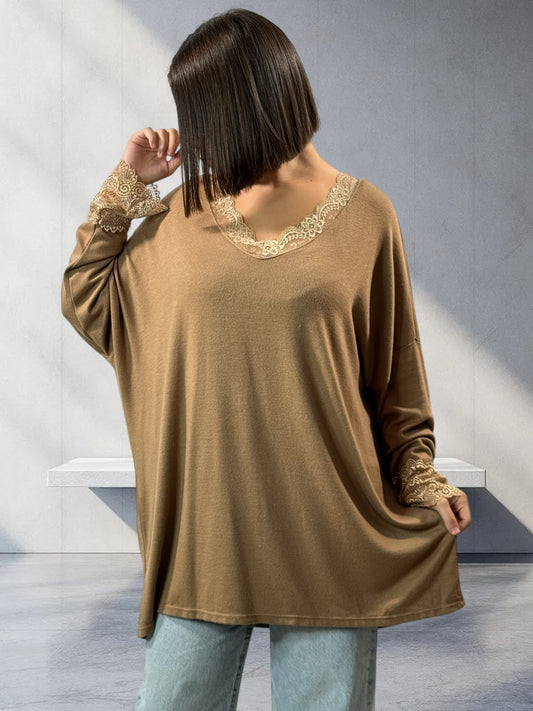 VALENTINA - PULL CAMEL EN MAILLE BORDE DE DENTELLE JUSQU'A LA TAILLE 54