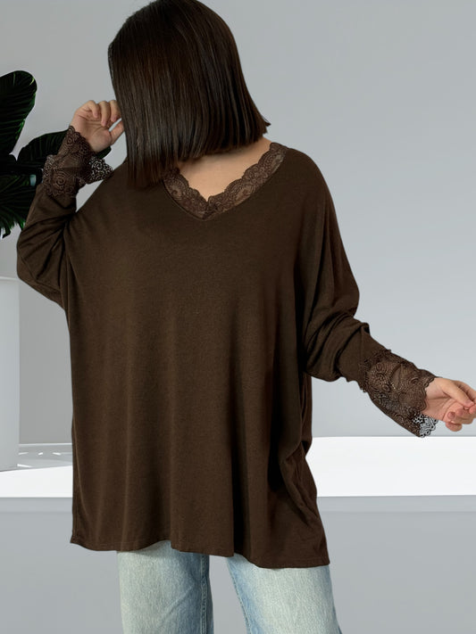 TIPHAINE - PULL MARRON EN MAILLE BORDE DE DENTELLE JUSQU'A LA TAILLE 54