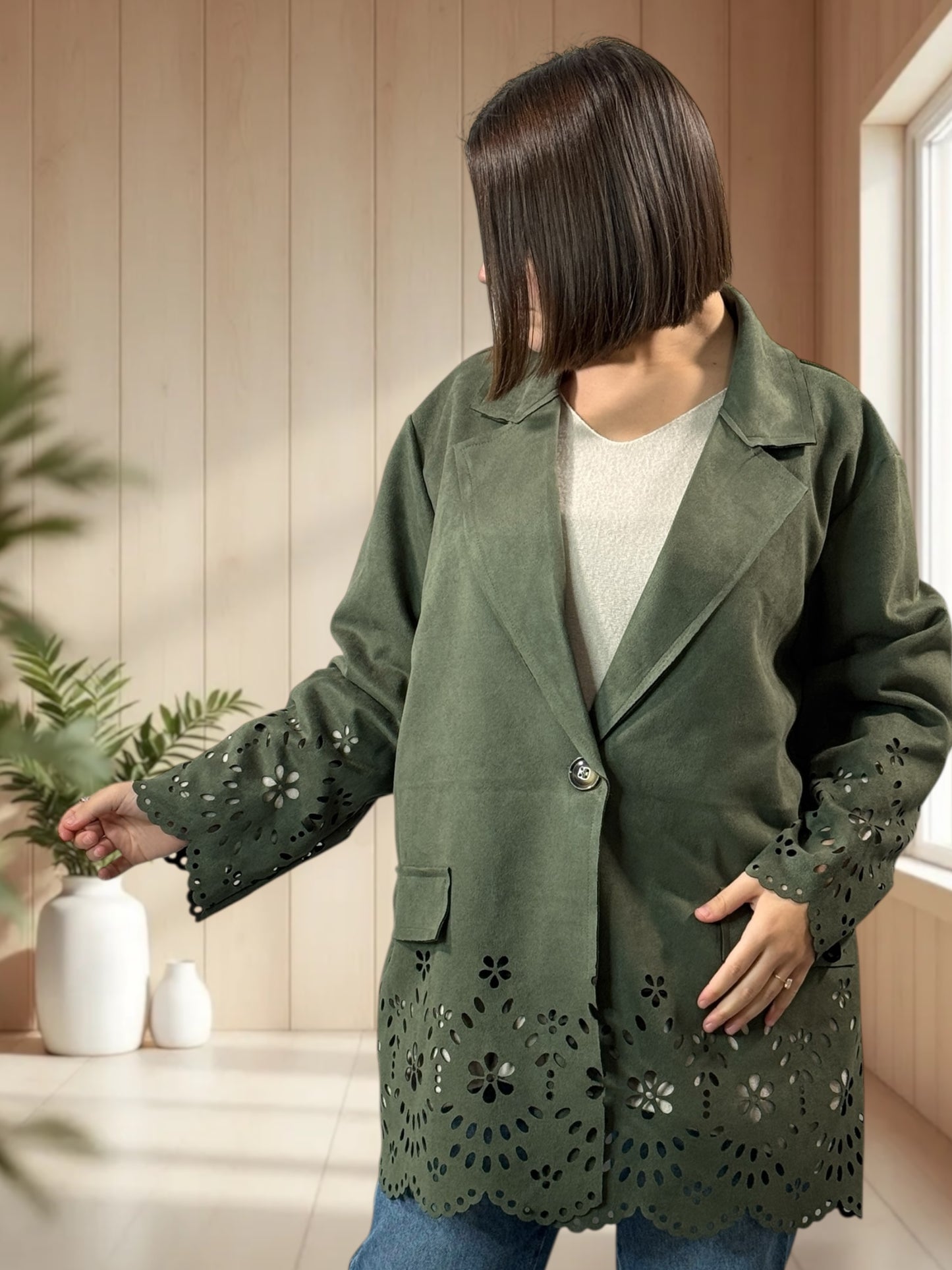 PAMELA - BLAZER KAKI EN SUEDINE DECOUPE DENTELLE JUSQU'A LA TAILLE 52