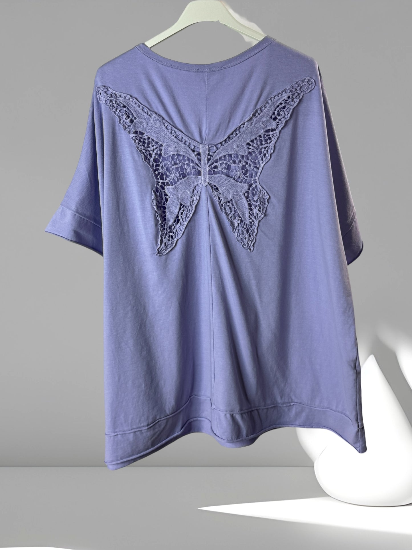 RITA - T-SHIRT LILAS OVERSIZE MOTIF PAPILLON AU DOS JUSQU'A LA TAILLE 54/56