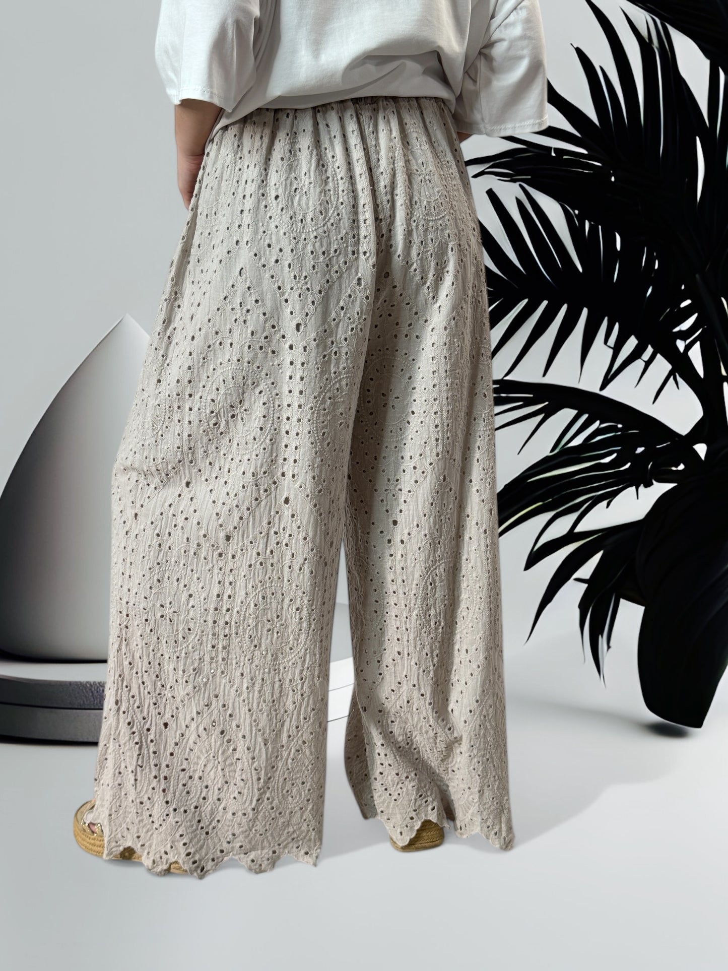 GIOVANI - PANTALON BEIGE EN BRODERIE ANGLAISE JUSQU'A LA TAILLE 50/52
