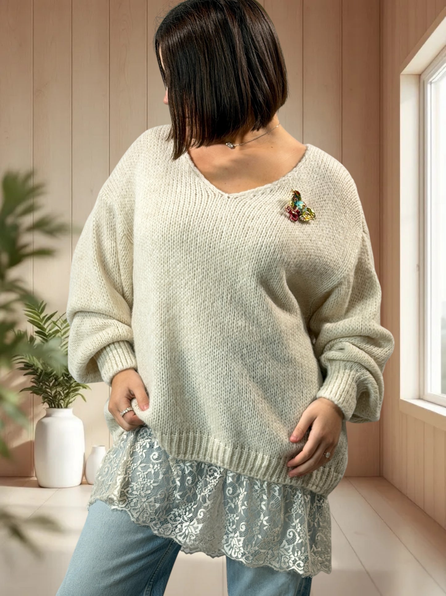 MONIKA - PULL BLANC CASSE AVEC DENTELLE JUSQU'A LA TAILLE 48/50