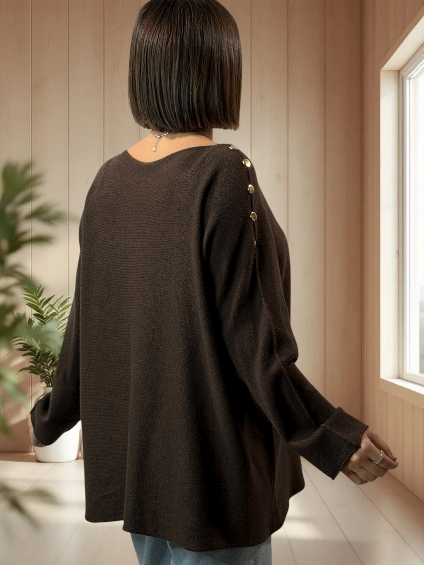 DONNA - PULL OVERSIZE MARRON AVEC BOUTONS DORES JUSQU'A LA TAILLE 52