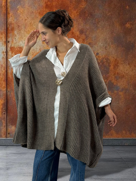 BELINDA - GILET OVERSIZE TAUPE AVEC SA BROCHE JUSQU'A LA TAILLE 60