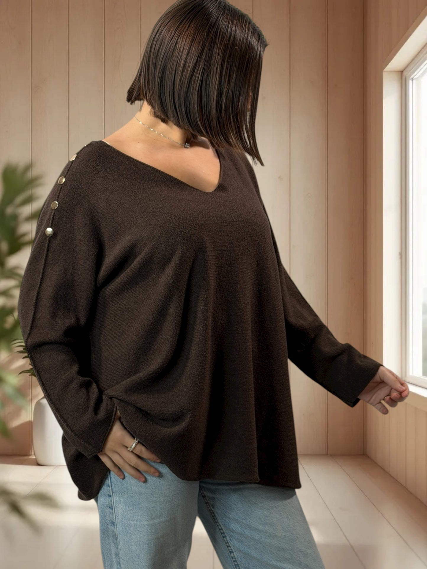 DONNA - PULL OVERSIZE MARRON AVEC BOUTONS DORES JUSQU'A LA TAILLE 52