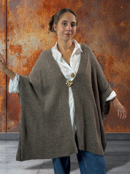 BELINDA - GILET OVERSIZE TAUPE AVEC SA BROCHE JUSQU'A LA TAILLE 60