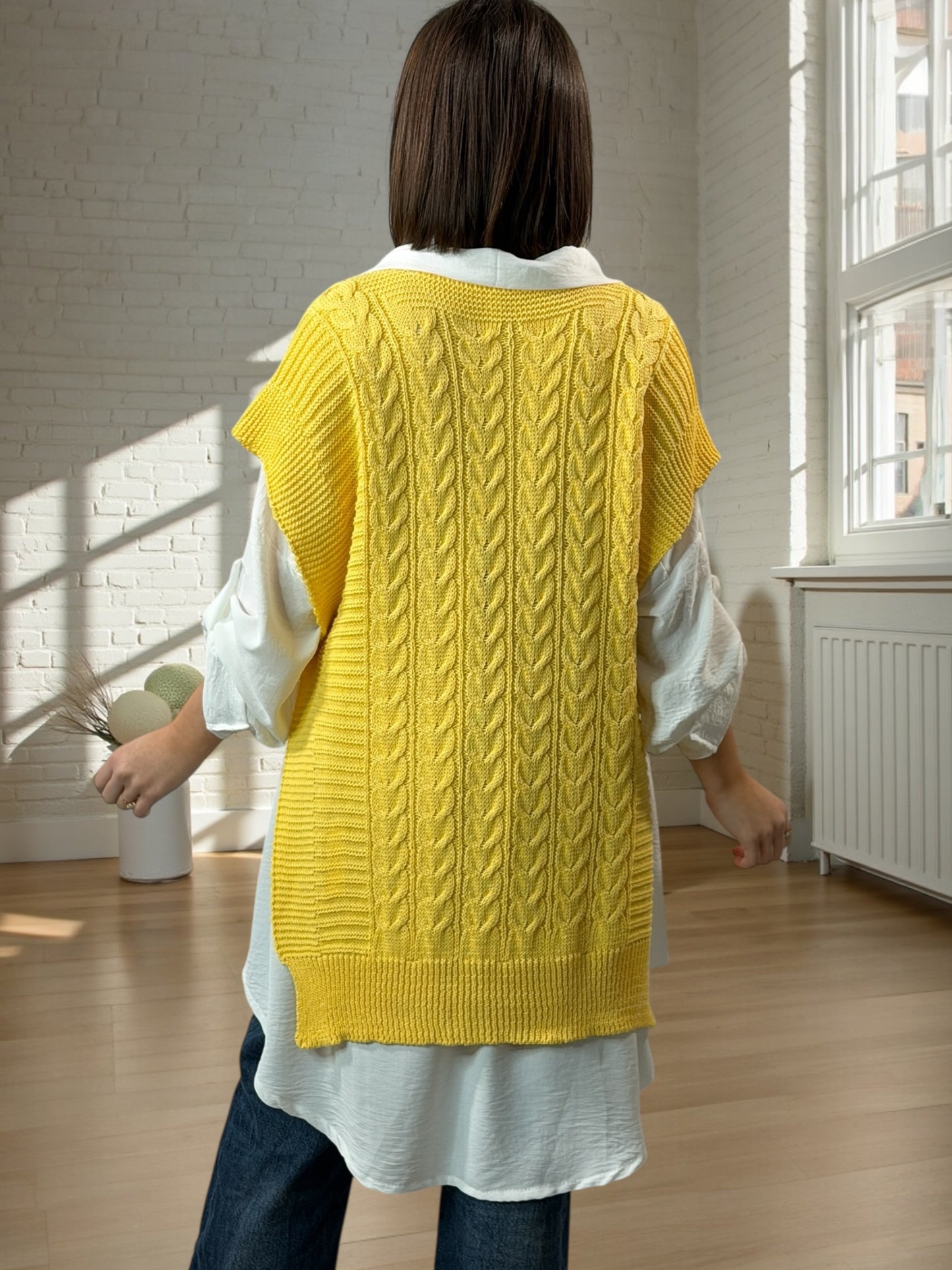 CAMILLE - PULL JAUNE SANS MANCHES ET SA CHEMISE JUSQU'A LA TAILLE 52