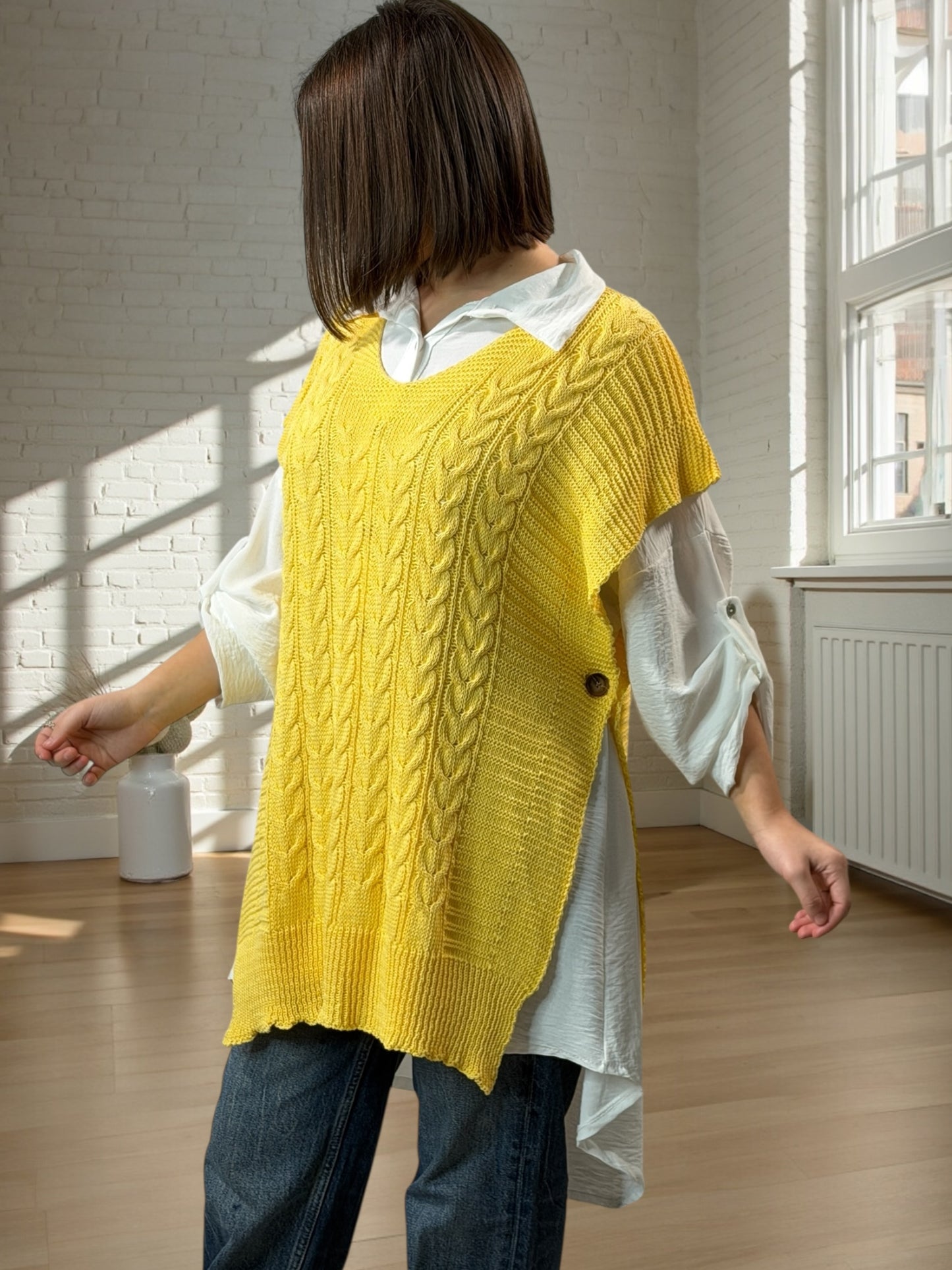 CAMILLE - PULL JAUNE SANS MANCHES ET SA CHEMISE JUSQU'A LA TAILLE 52