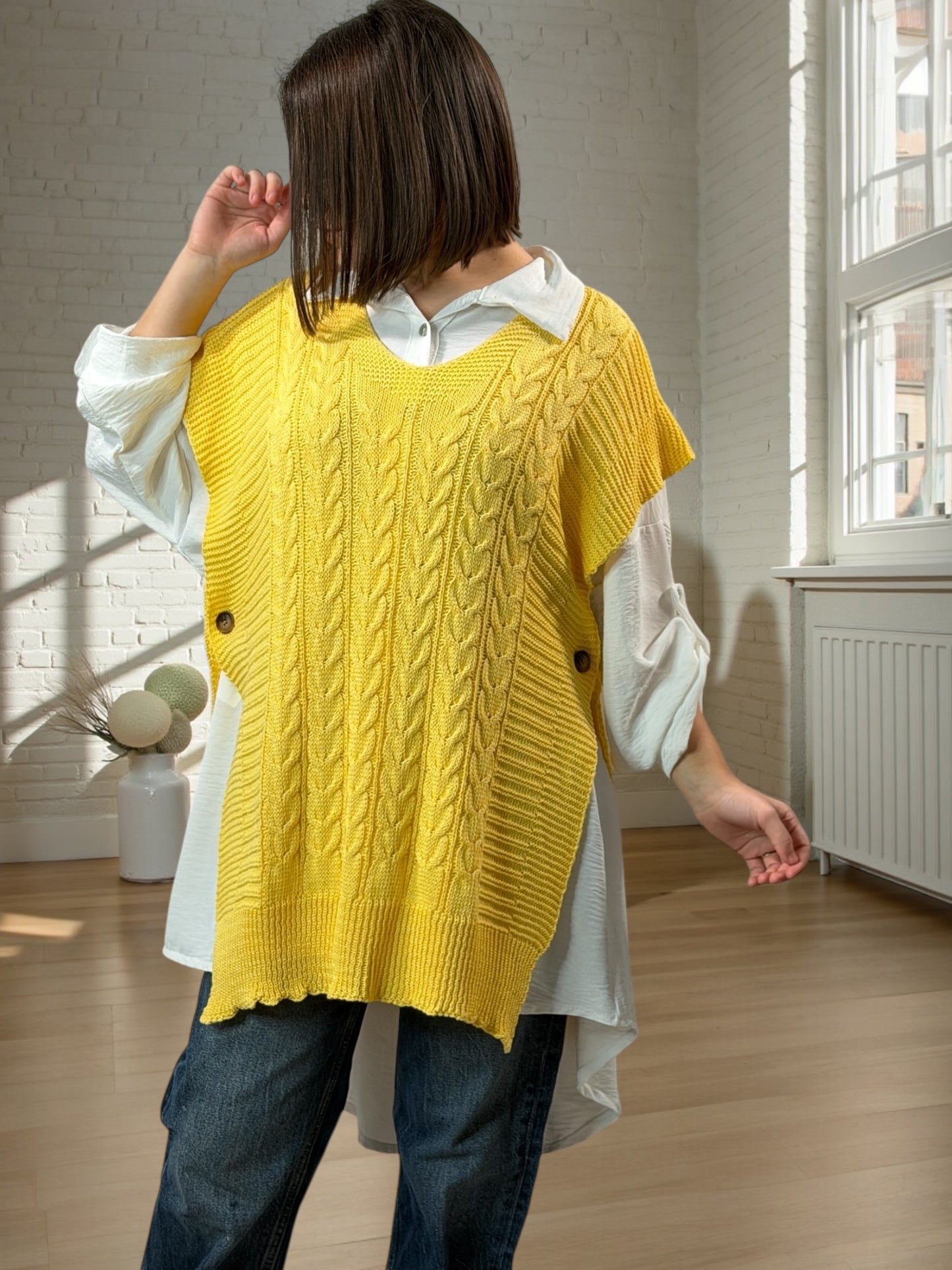 CAMILLE - PULL JAUNE SANS MANCHES ET SA CHEMISE JUSQU'A LA TAILLE 52