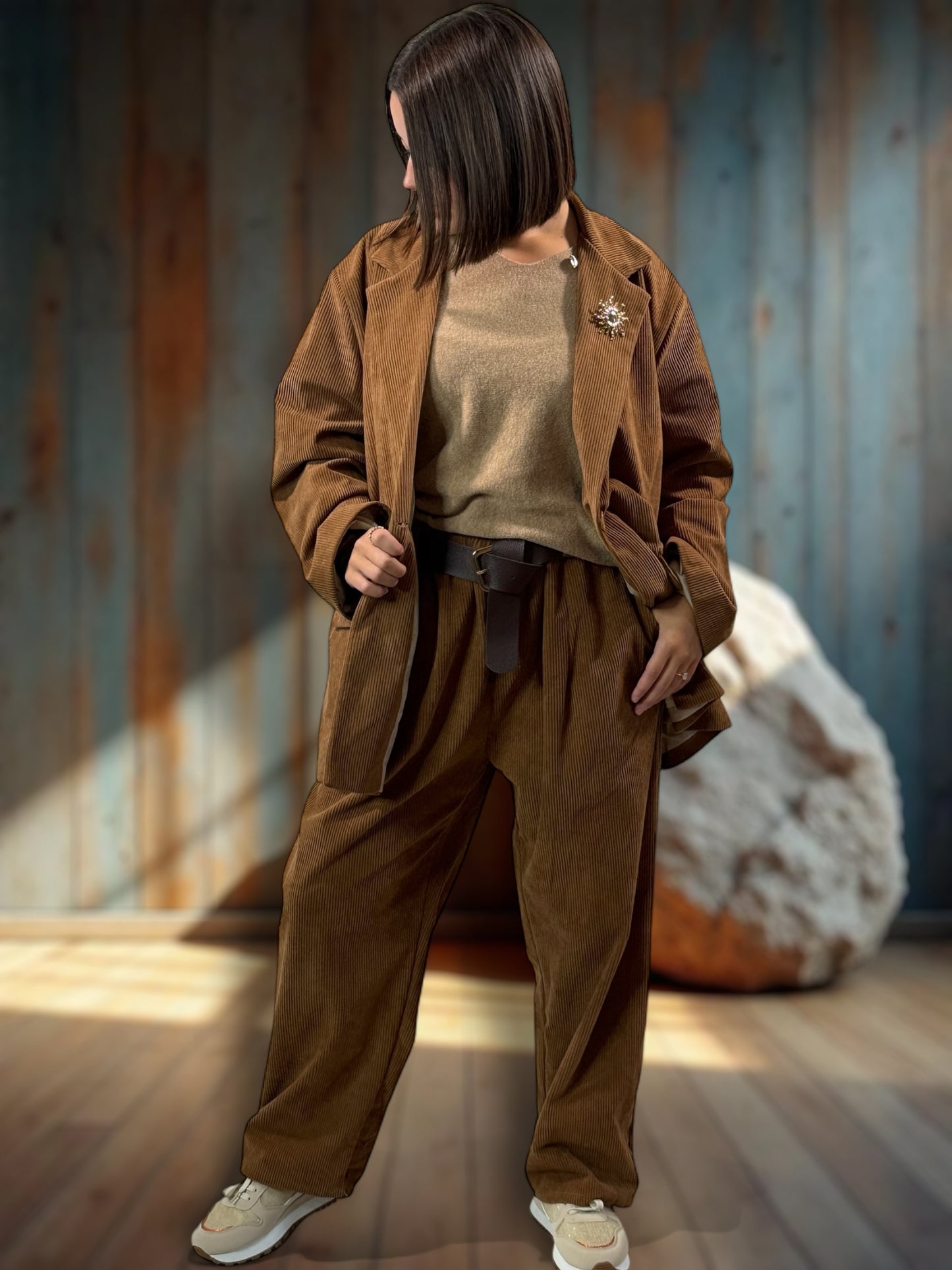 DIANA - VESTE CAMEL EN VELOURS AVEC SA BROCHE JUSQU'A LA TAILLE 52