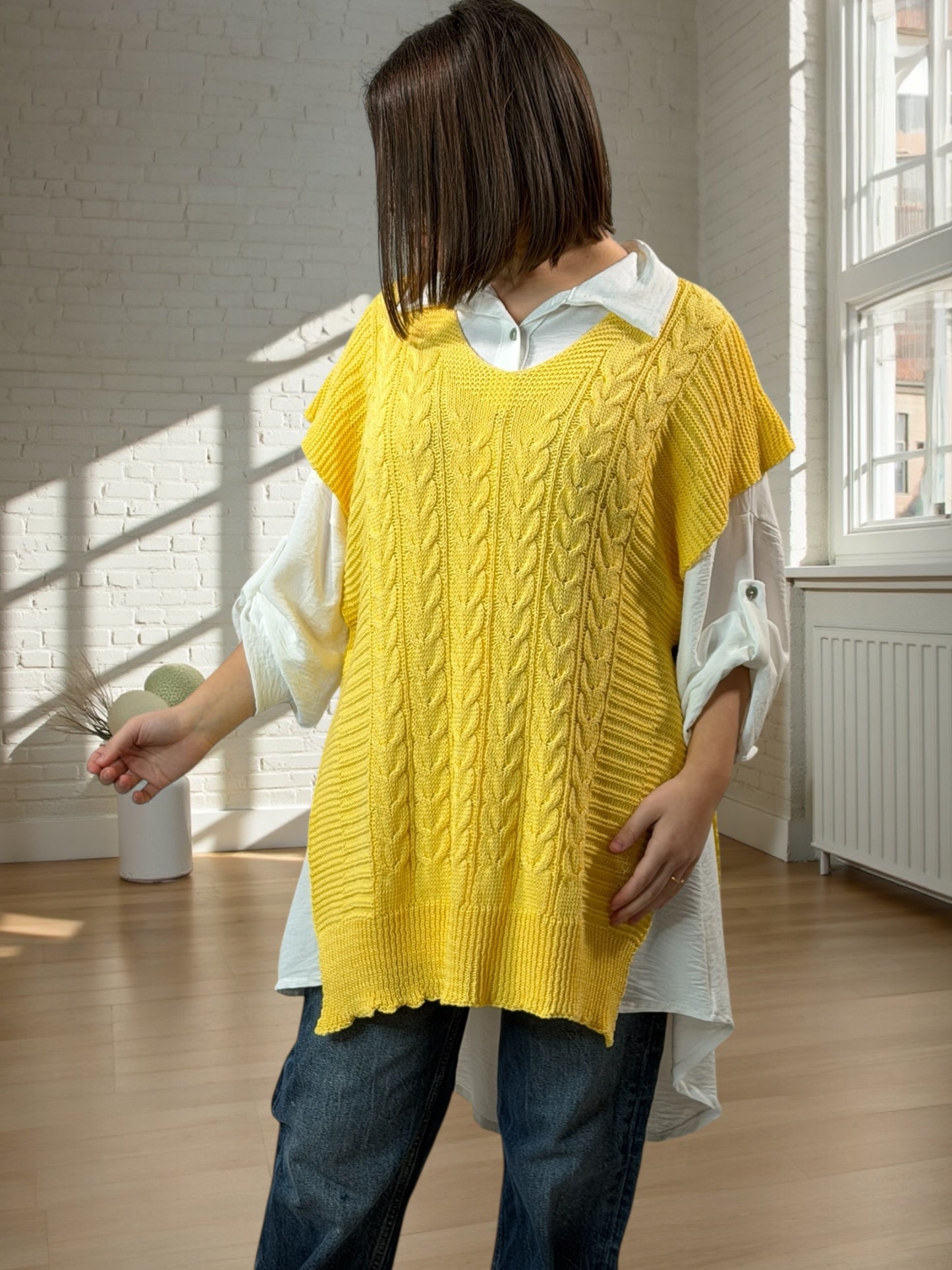 CAMILLE - PULL JAUNE SANS MANCHES ET SA CHEMISE JUSQU'A LA TAILLE 52