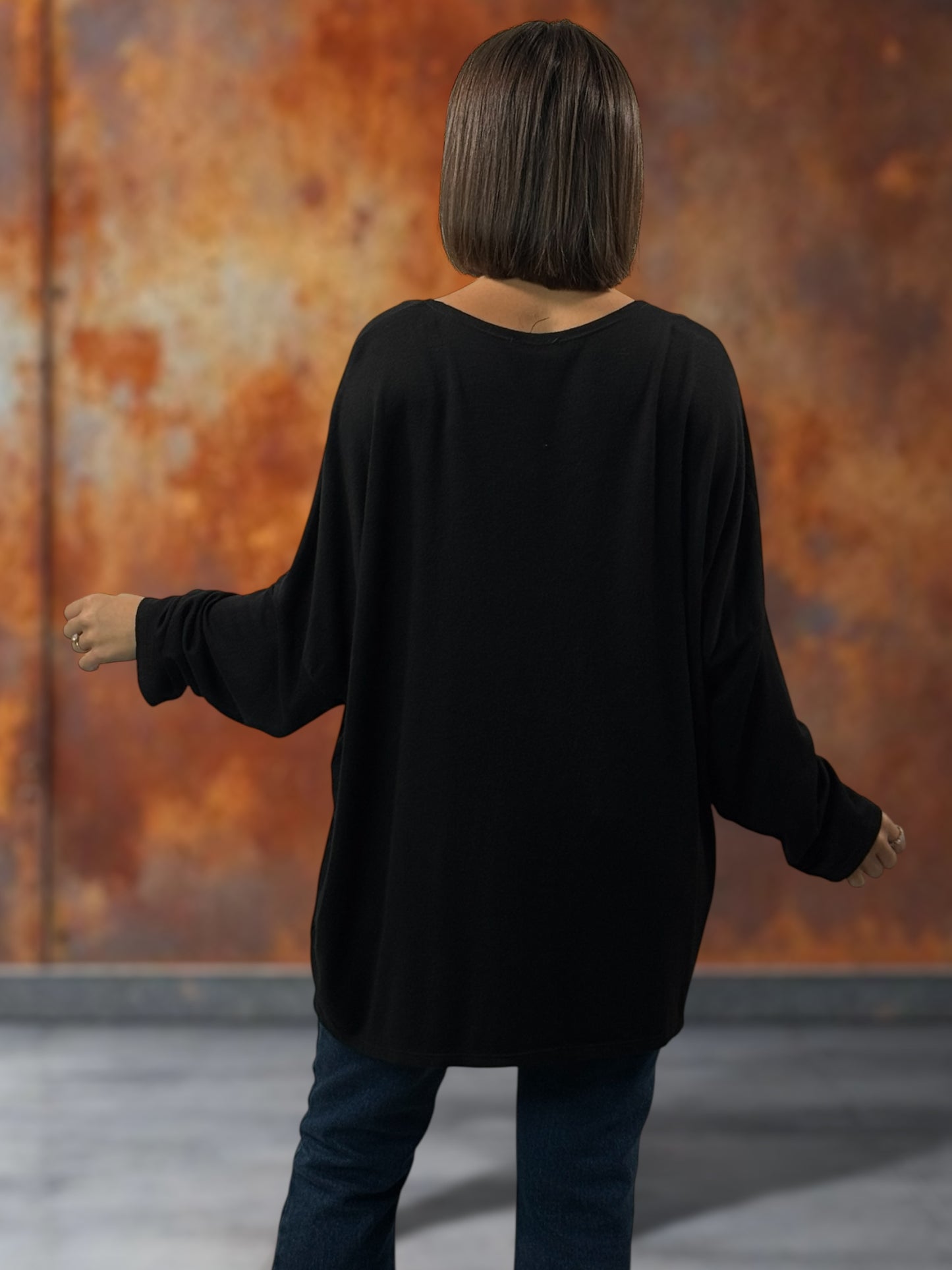 CARLITA - PULL NOIR EN MAILLE FLUIDE JUSQU'A LA TAILLE 54