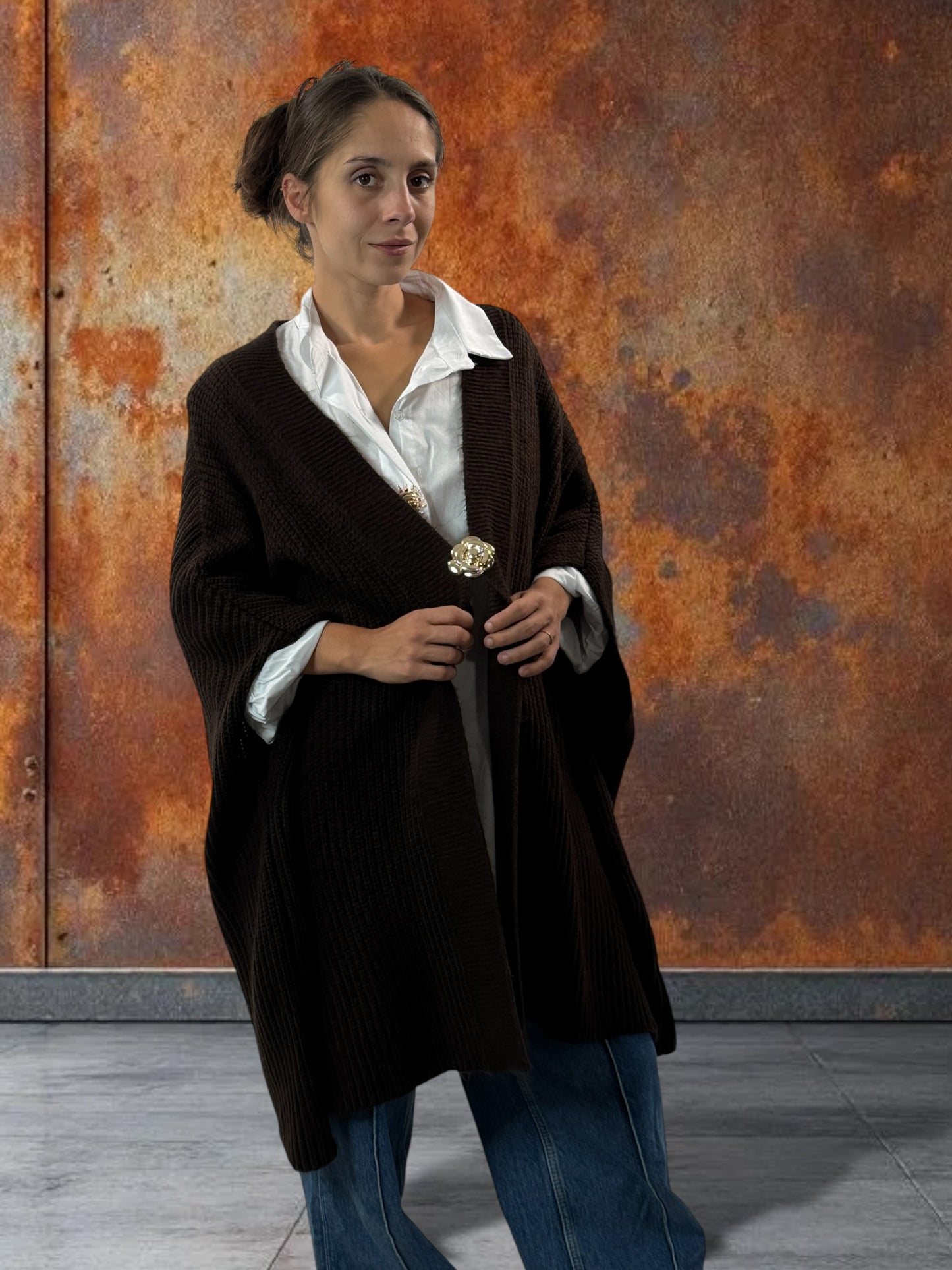 BELINDA - GILET OVERSIZE MARRON AVEC SA BROCHE JUSQU'A LA TAILLE 60