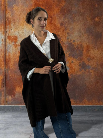 BELINDA - GILET OVERSIZE MARRON AVEC SA BROCHE JUSQU'A LA TAILLE 60