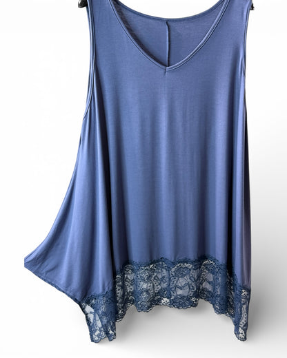 SEVERINE - TOP BLEU JEAN BORDÉ DE DENTELLE