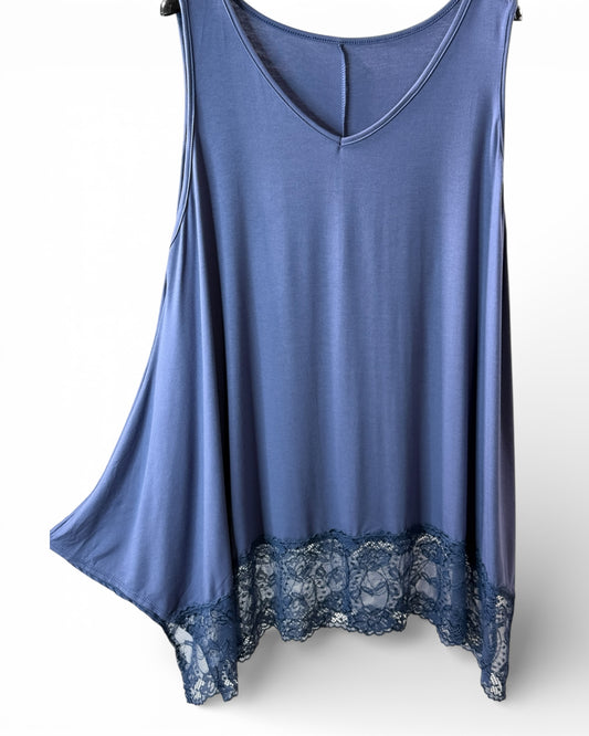 SEVERINE - TOP BLEU JEAN BORDÉ DE DENTELLE
